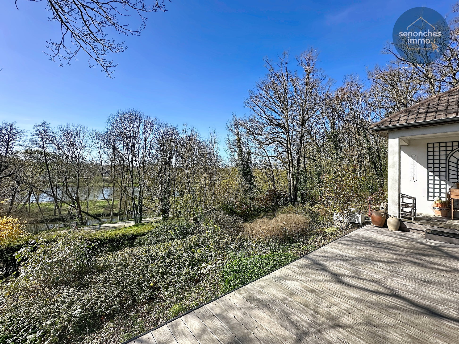 Terrasse ouest avec vue sur lac, dominante sur environnement boisé